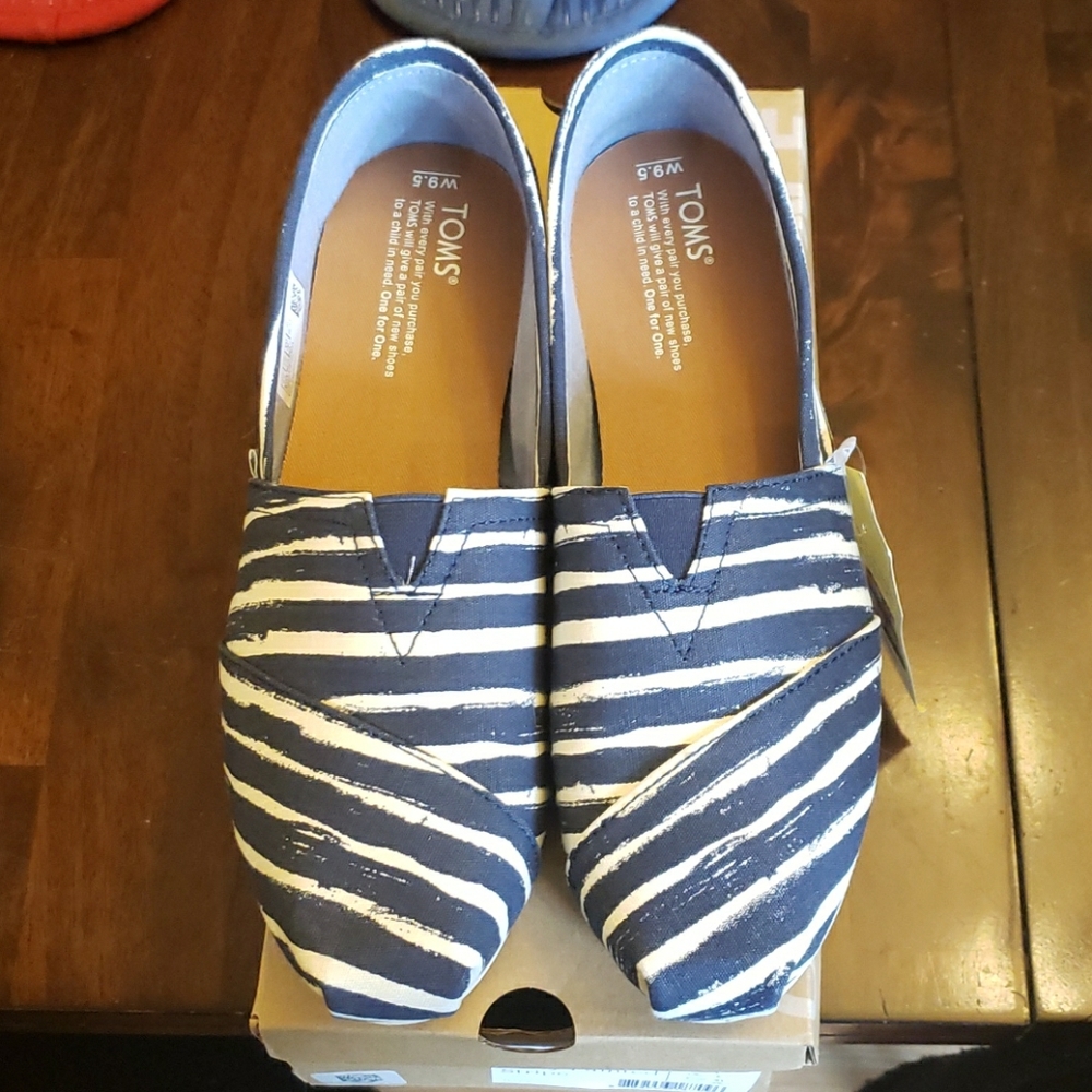 BNWT Toms Classics